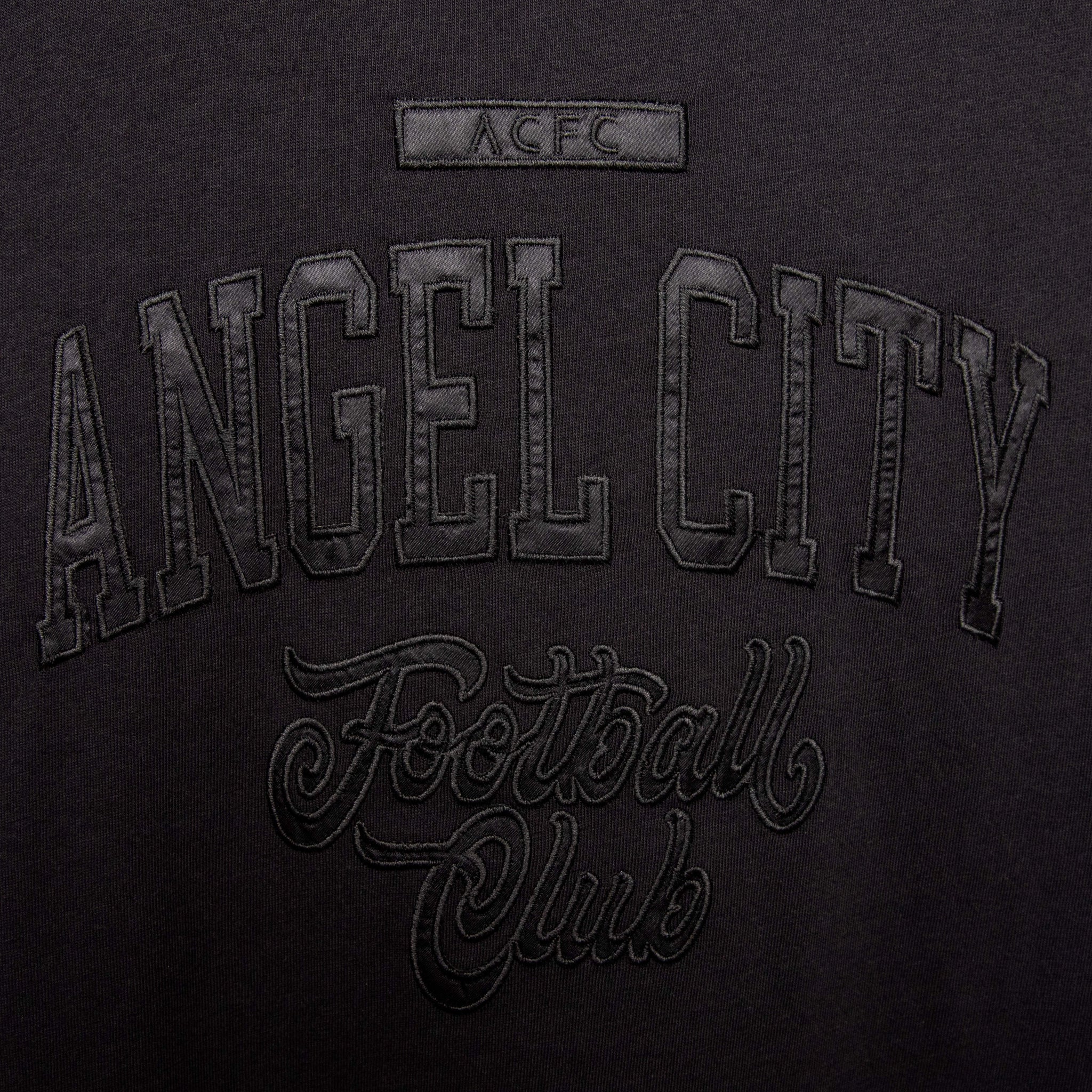 Angel City FC Wild Collective Camiseta de manga corta con apliques de satén negro para mujer