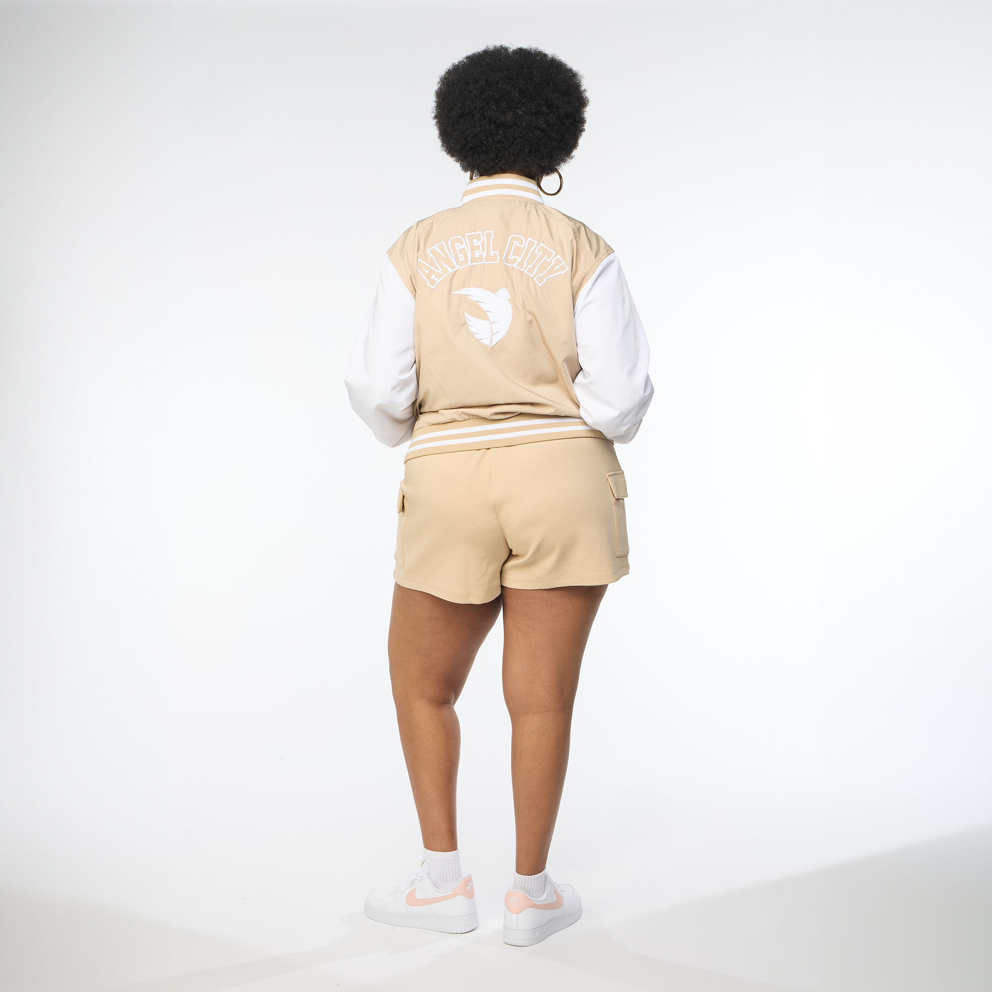 Chaqueta bomber beige tonal para mujer del Angel City FC x Wear by Erin Andrews