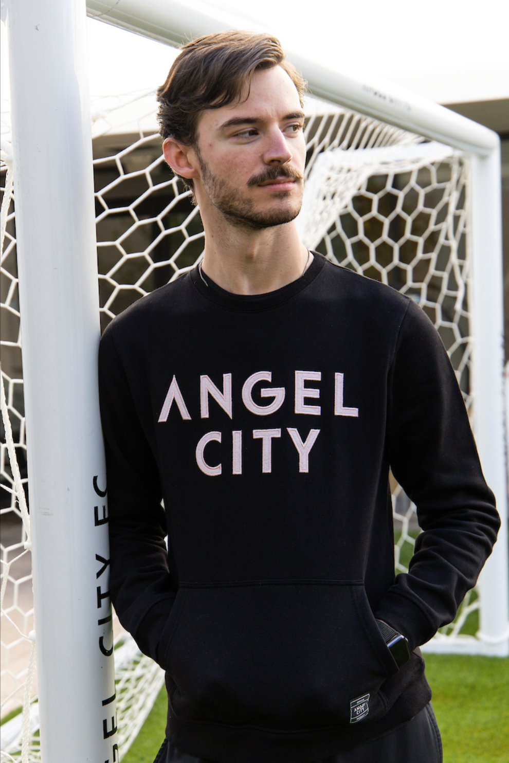 Angel City FC Suéter de cuello redondo negro con marca de fieltro bordado unisex